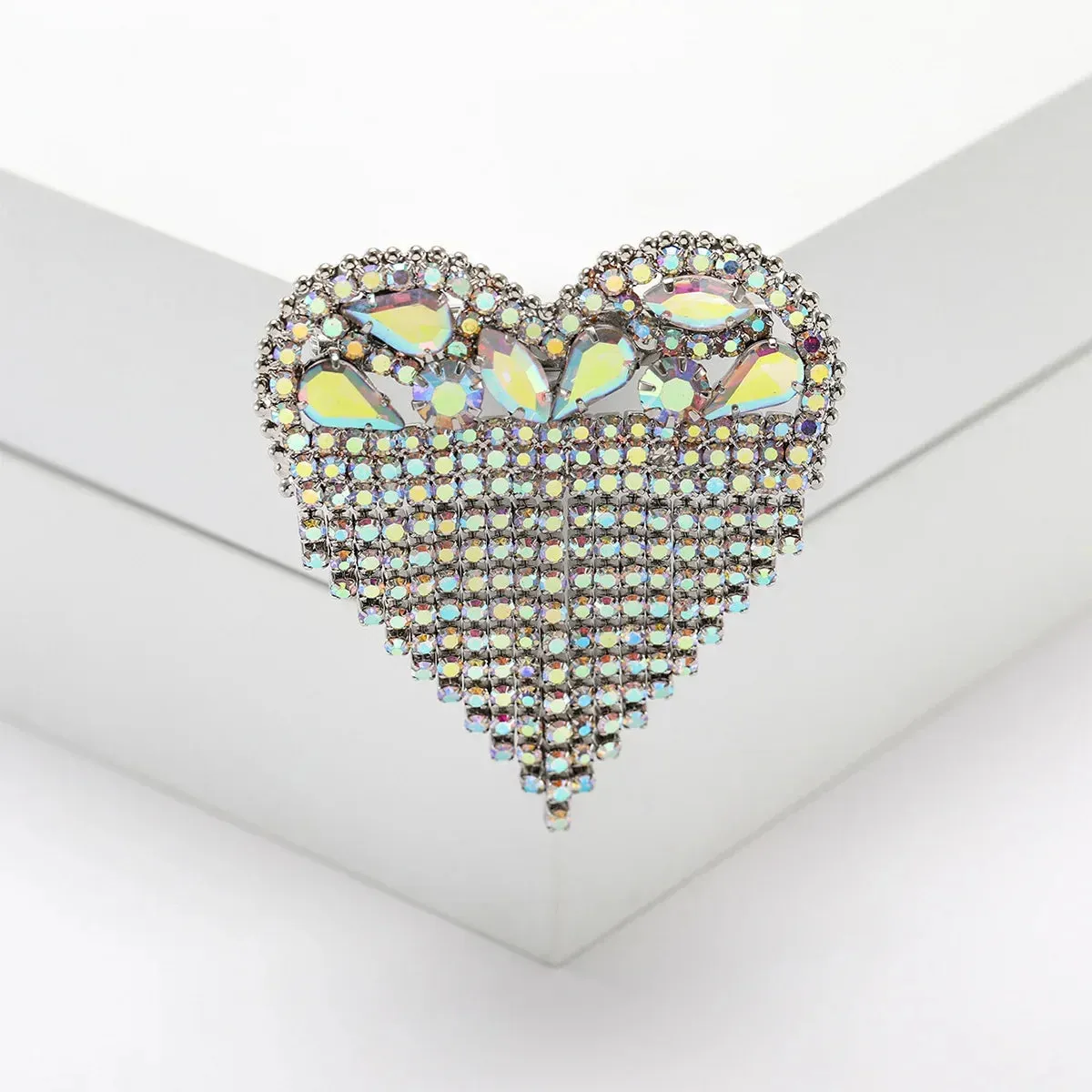 Dmari Designer Luxury Jewelry For Clothing Blood Black Rhinestone Heart Shape Lapel Pins Long Thread Tassel Brooch Women Brooch