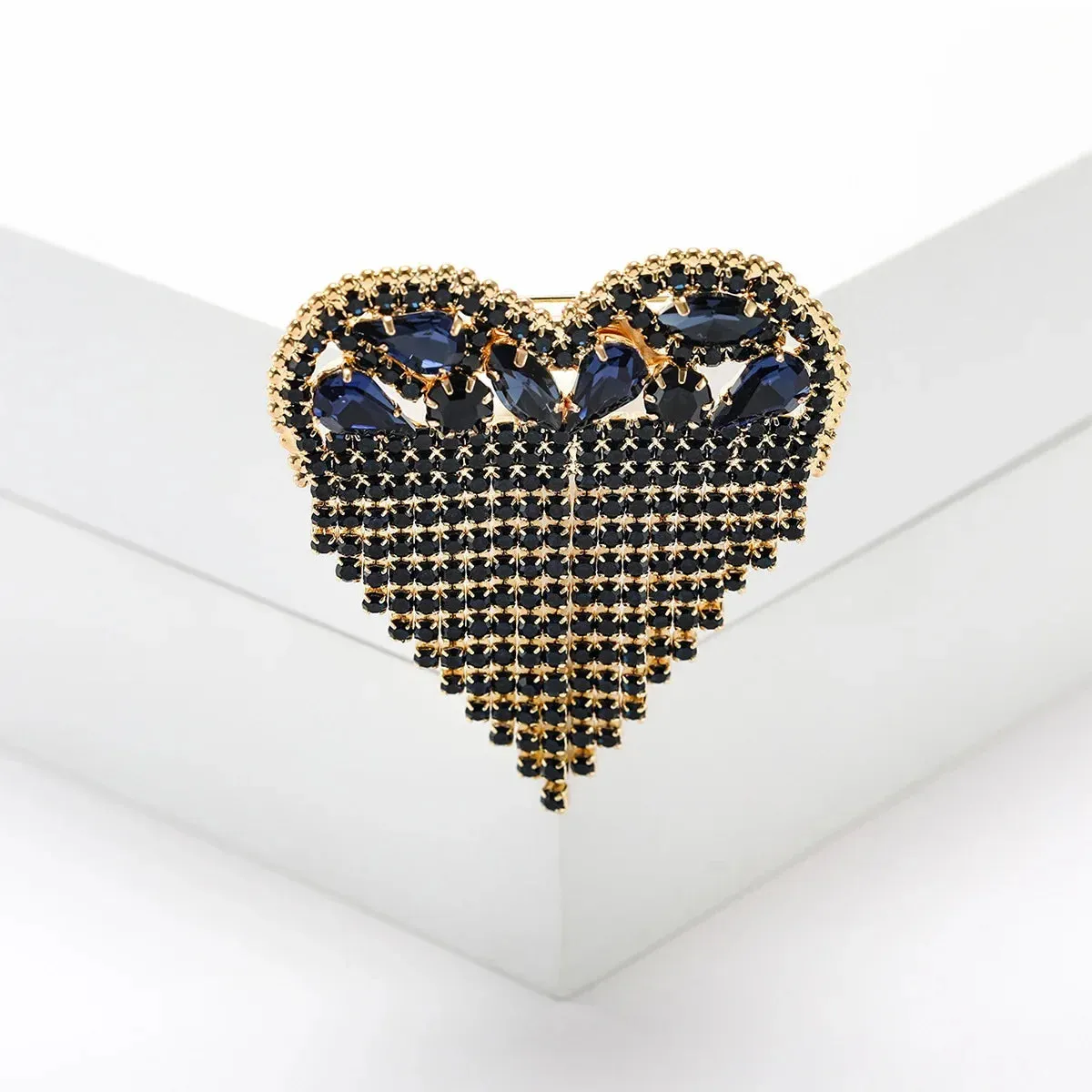 Dmari Designer Luxury Jewelry For Clothing Blood Black Rhinestone Heart Shape Lapel Pins Long Thread Tassel Brooch Women Brooch