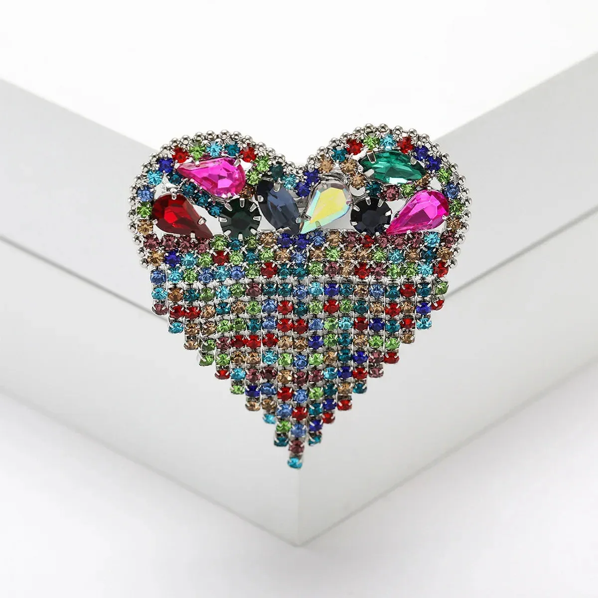 Dmari Designer Luxury Jewelry For Clothing Blood Black Rhinestone Heart Shape Lapel Pins Long Thread Tassel Brooch Women Brooch