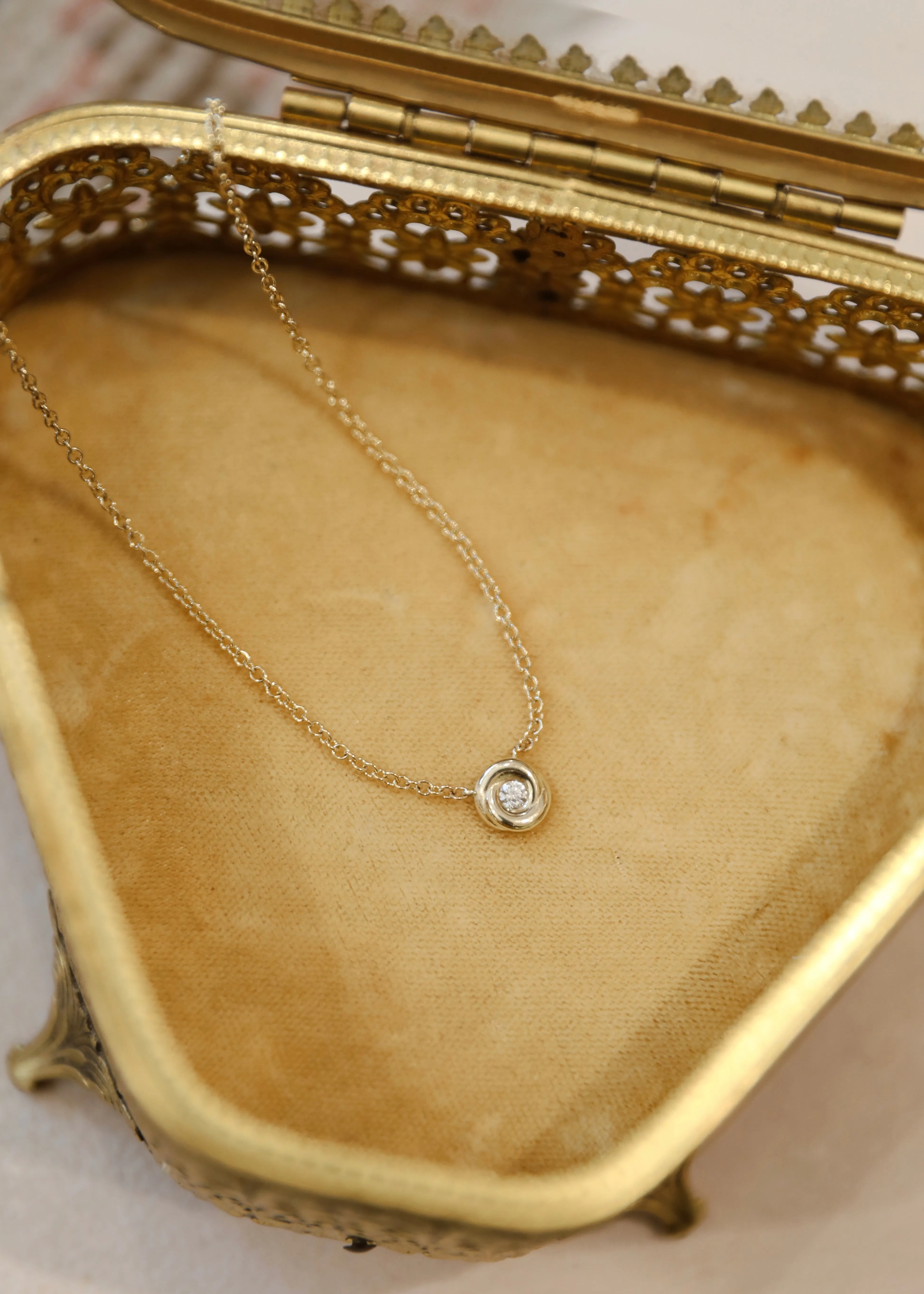 Pillowy Rose Setting Diamond Necklace