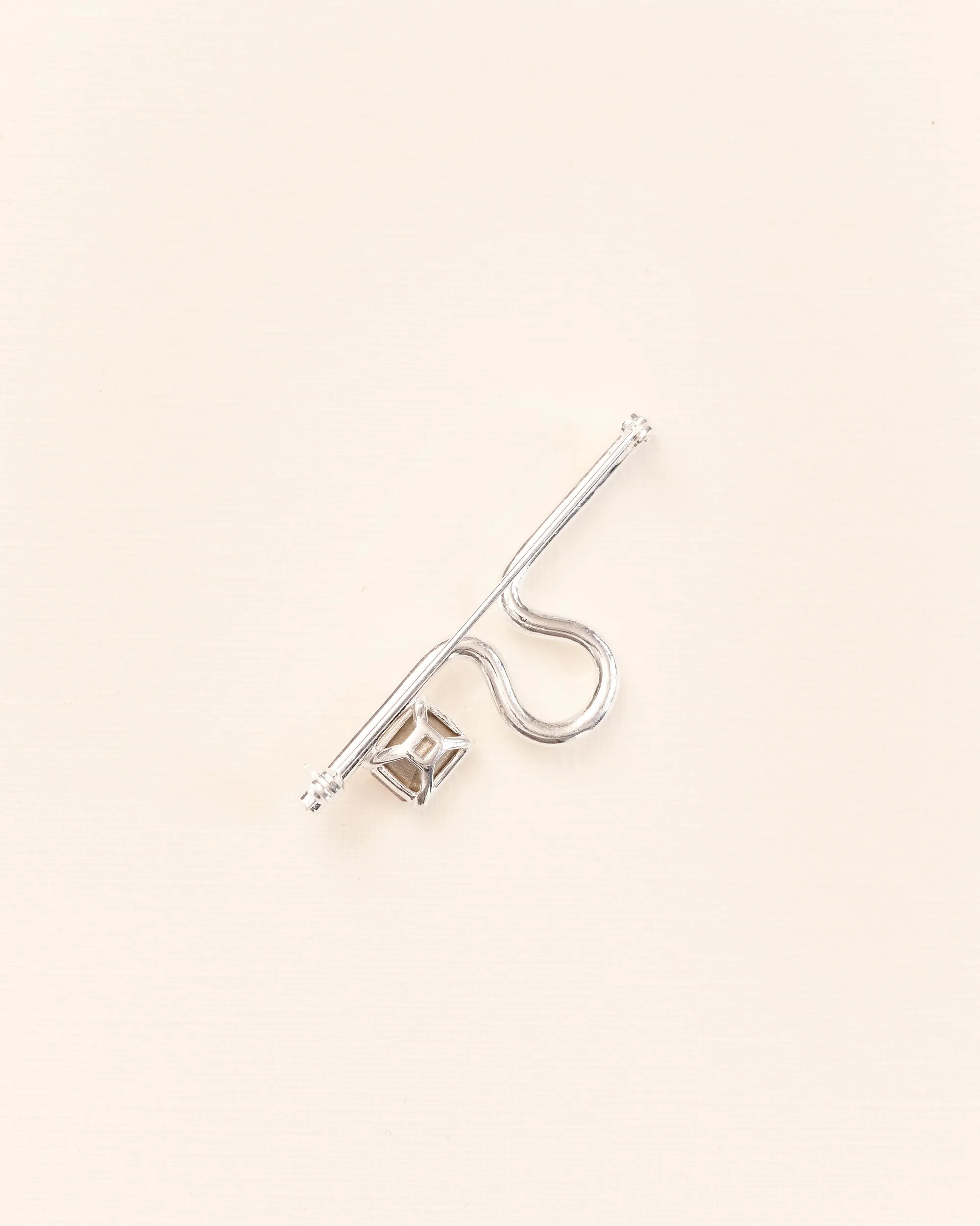 T-lock brooch with crystal in silver
