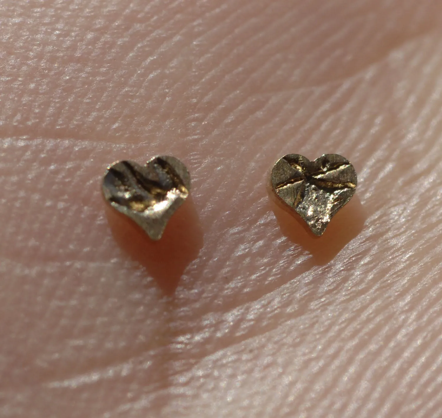 Tiny Metal Paisley Heart Classic 2.7mm x 3.3mm